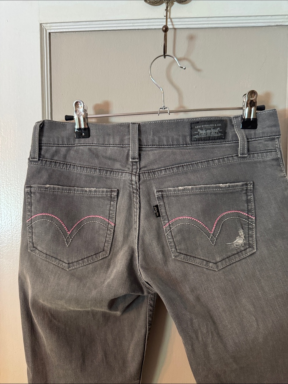 Women’s Levi’s Distressed Gray Skinny Jeans Sz 28 Waist
